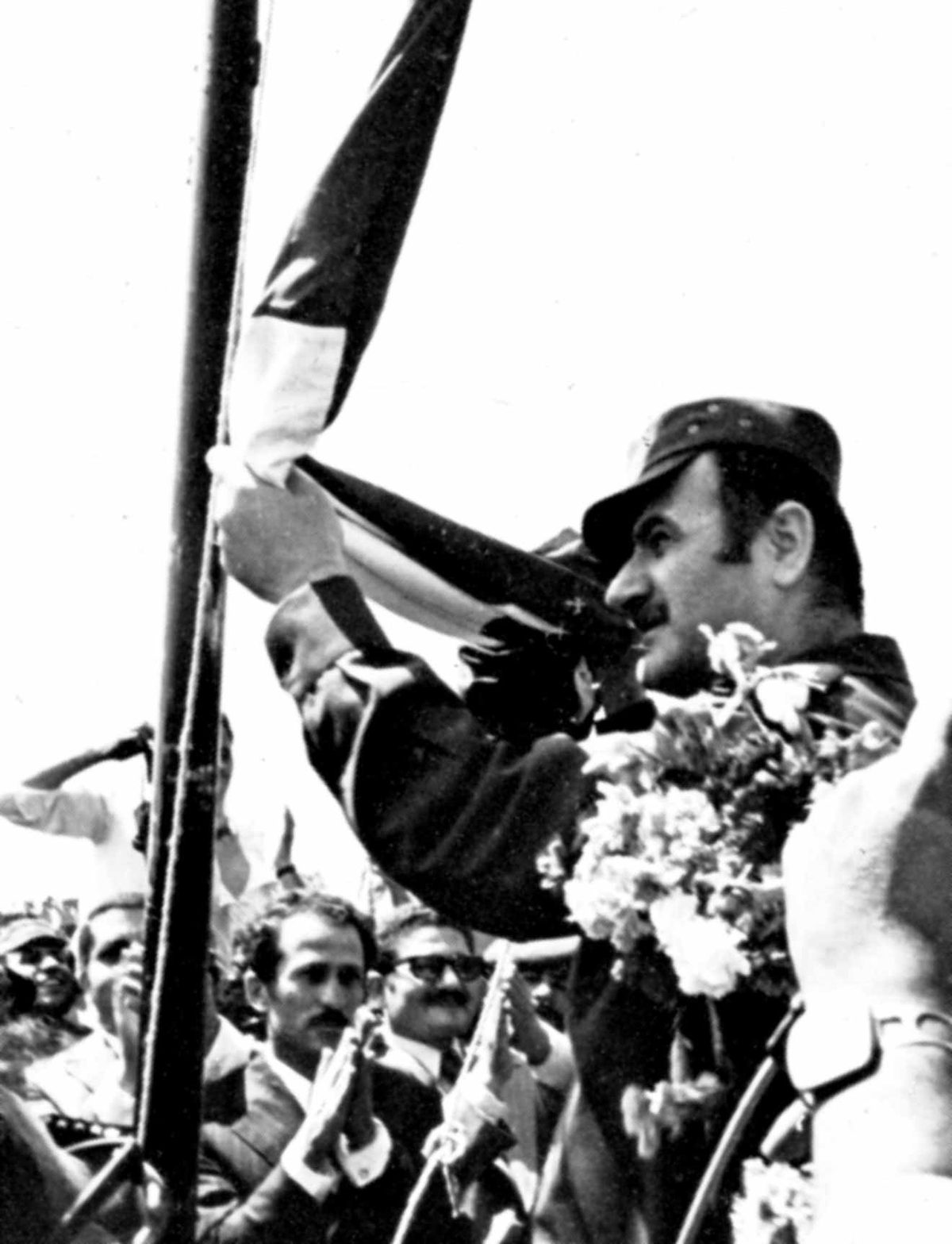 حافظ الأسد يرفع العلم السوري فوق القنيطرة، 26 حزيران 1974